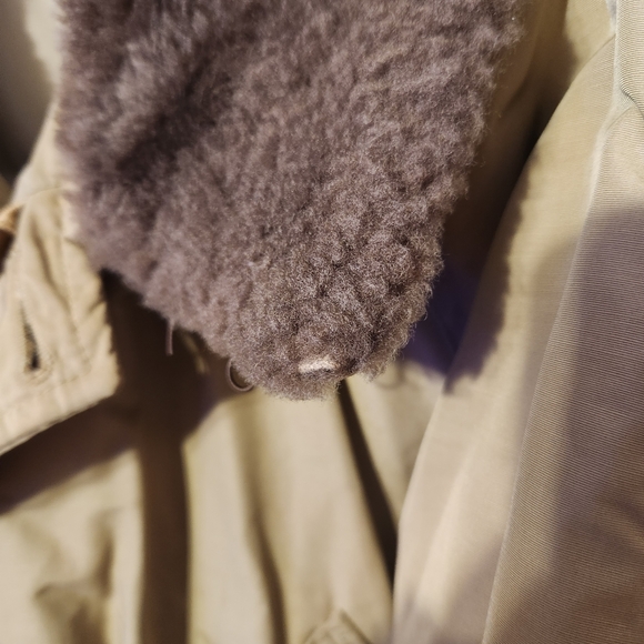 Men's Vintage Eddie Bauer Goose Down Beige Coat with Faux Fur Collar Size L - Picture 2 of 7